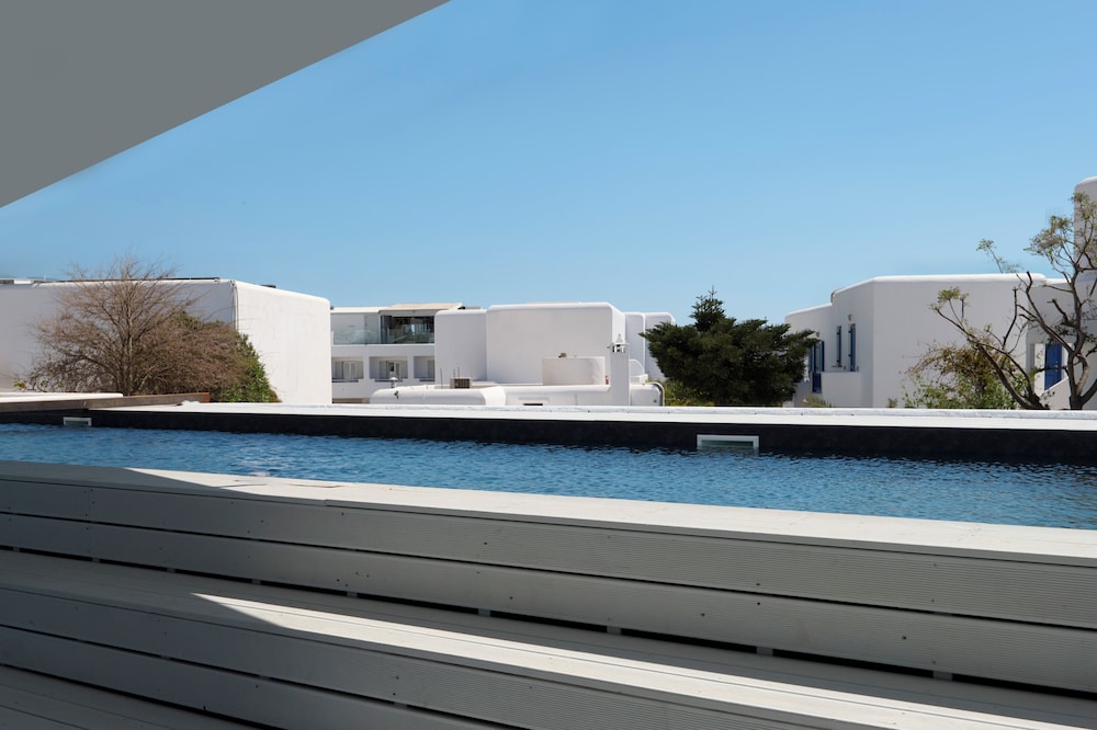 Kosmoplaz Beach Hotel — Swimming pool in Plati Gialos, South Aegean