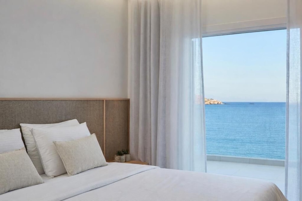 Kosmoplaz Beach Hotel — Hotel rooms in Plati Gialos, South Aegean