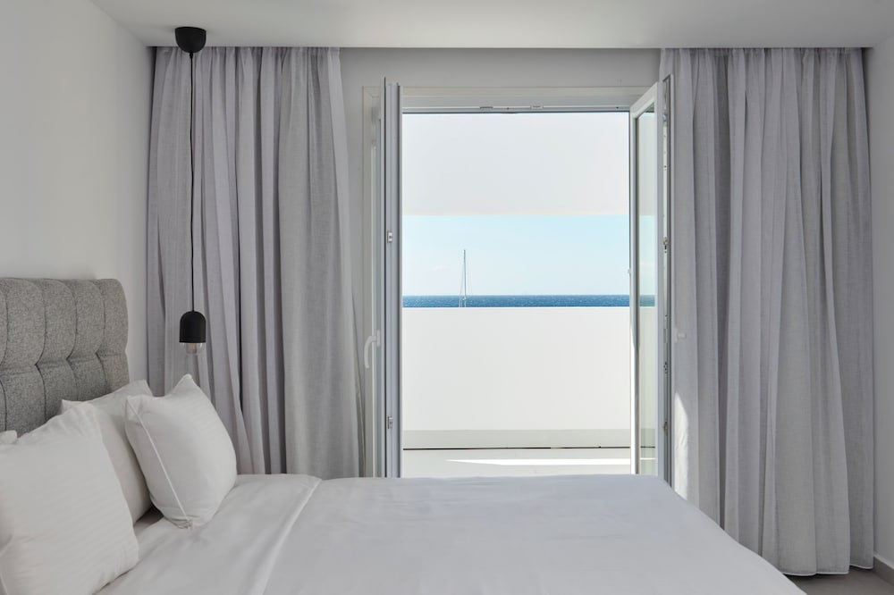 Kosmoplaz Beach Hotel — Hotel rooms in Plati Gialos, South Aegean