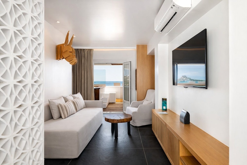 Kosmoplaz Beach Hotel — Hotel rooms in Plati Gialos, South Aegean