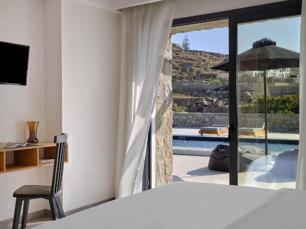Kosmoplaz Beach Hotel — Hotel rooms in Plati Gialos, South Aegean