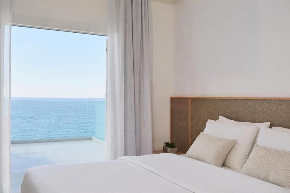 Kosmoplaz Beach Hotel — Hotel rooms in Plati Gialos, South Aegean