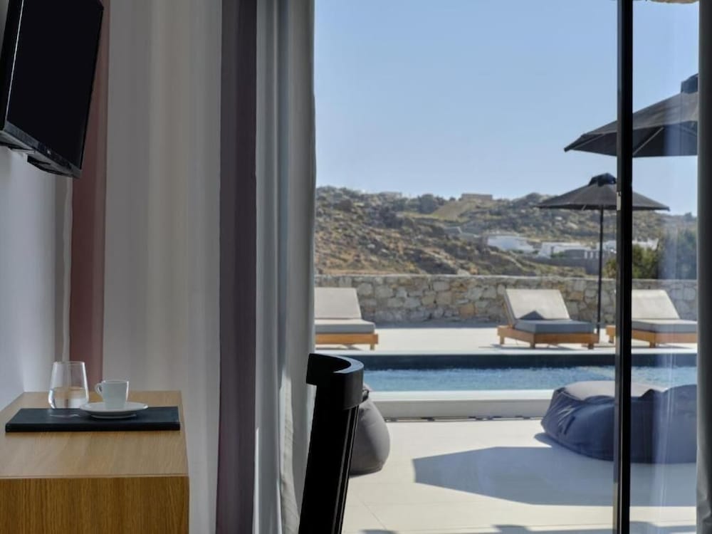 Kosmoplaz Beach Hotel — Swimming pool in Plati Gialos, South Aegean