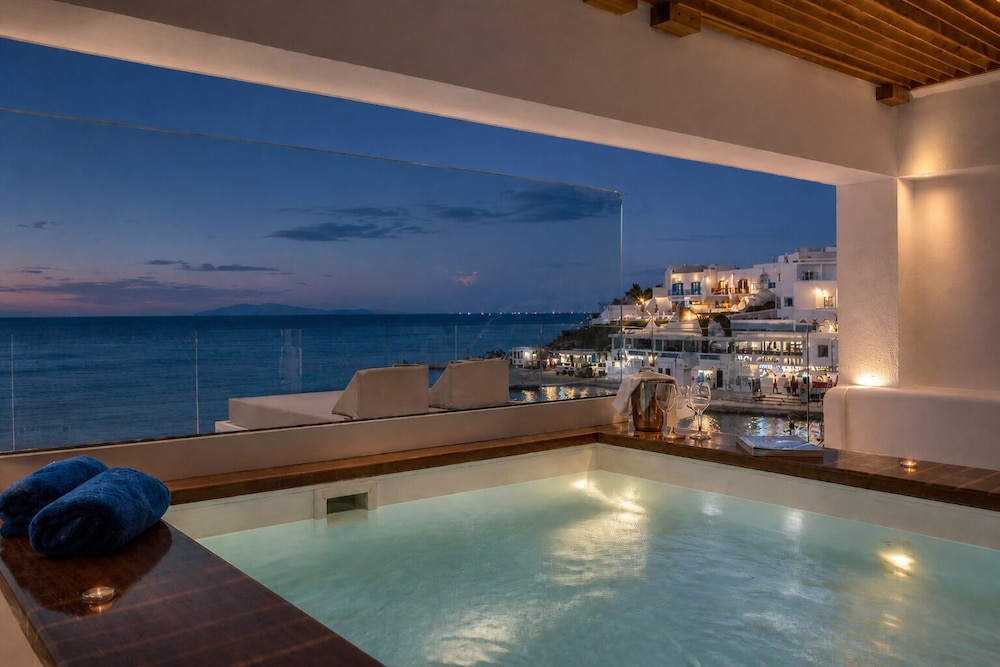 Kosmoplaz Beach Hotel — Hotel rooms in Plati Gialos, South Aegean