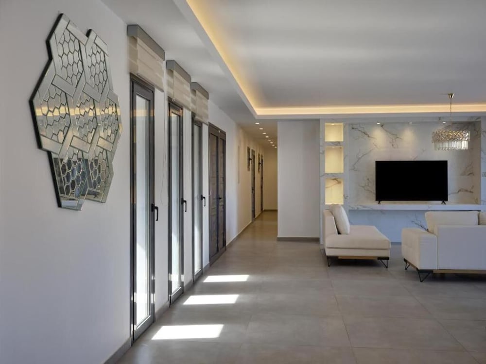 Kosmoplaz Beach Hotel — Hotel building in Plati Gialos, South Aegean