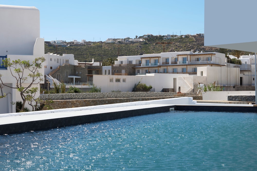 Kosmoplaz Beach Hotel — Swimming pool in Plati Gialos, South Aegean