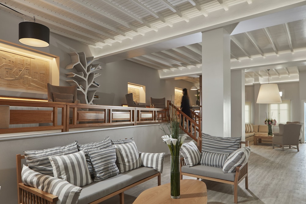 Kosmoplaz Beach Hotel — Hotel building in Plati Gialos, South Aegean
