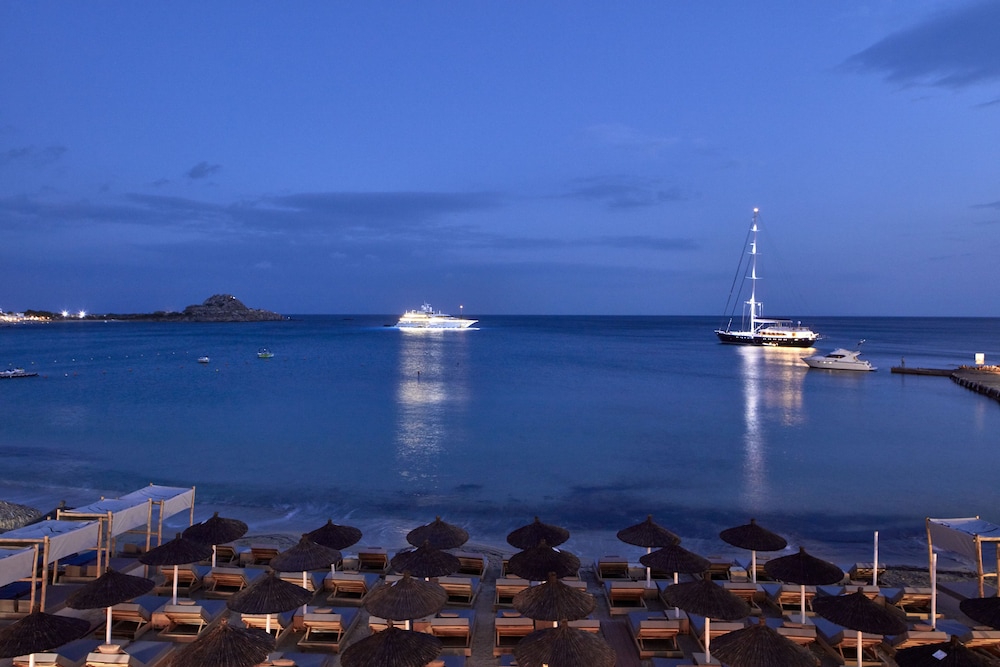 Kosmoplaz Beach Hotel — Beach in Plati Gialos, South Aegean