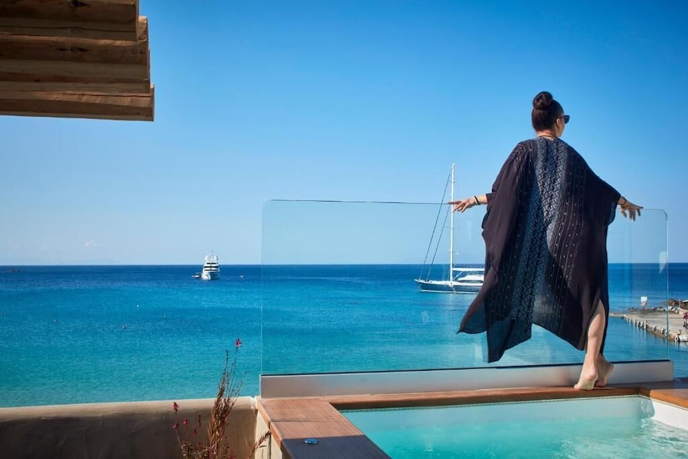 Kosmoplaz Beach Hotel — Swimming pool in Plati Gialos, South Aegean