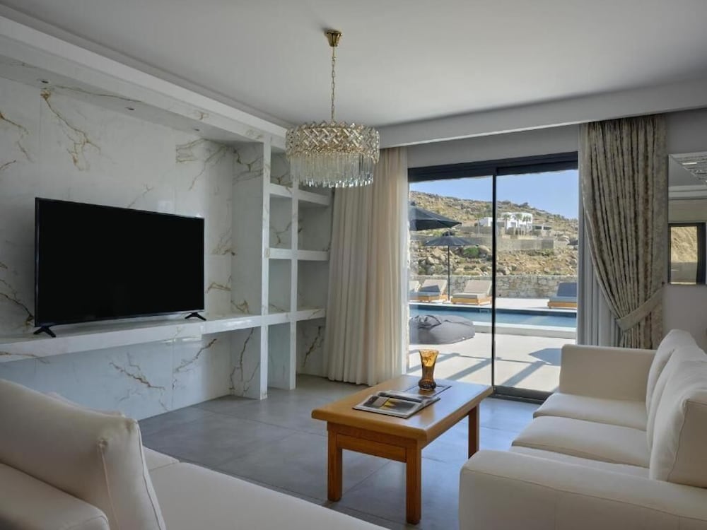 Kosmoplaz Beach Hotel — Hotel rooms in Plati Gialos, South Aegean