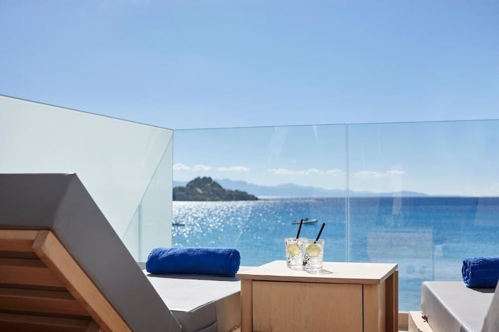 Kosmoplaz Beach Hotel — Hotel rooms in Plati Gialos, South Aegean
