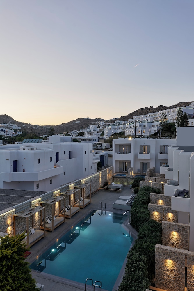 Kosmoplaz Beach Hotel — Hotel building in Plati Gialos, South Aegean