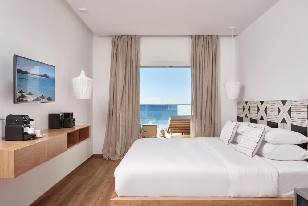 Kosmoplaz Beach Hotel — Hotel rooms in Plati Gialos, South Aegean