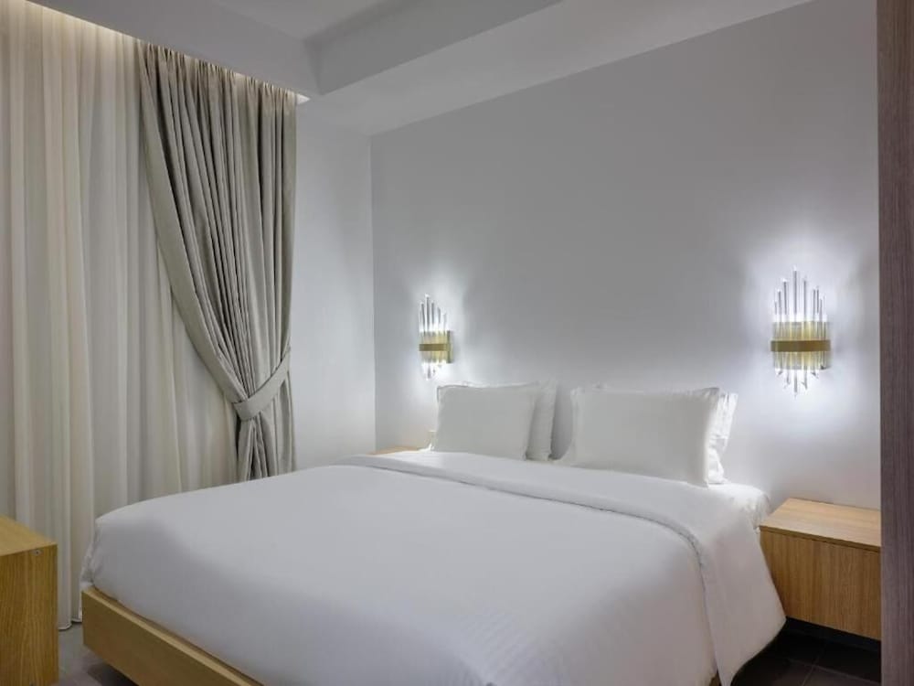 Kosmoplaz Beach Hotel — Hotel rooms in Plati Gialos, South Aegean