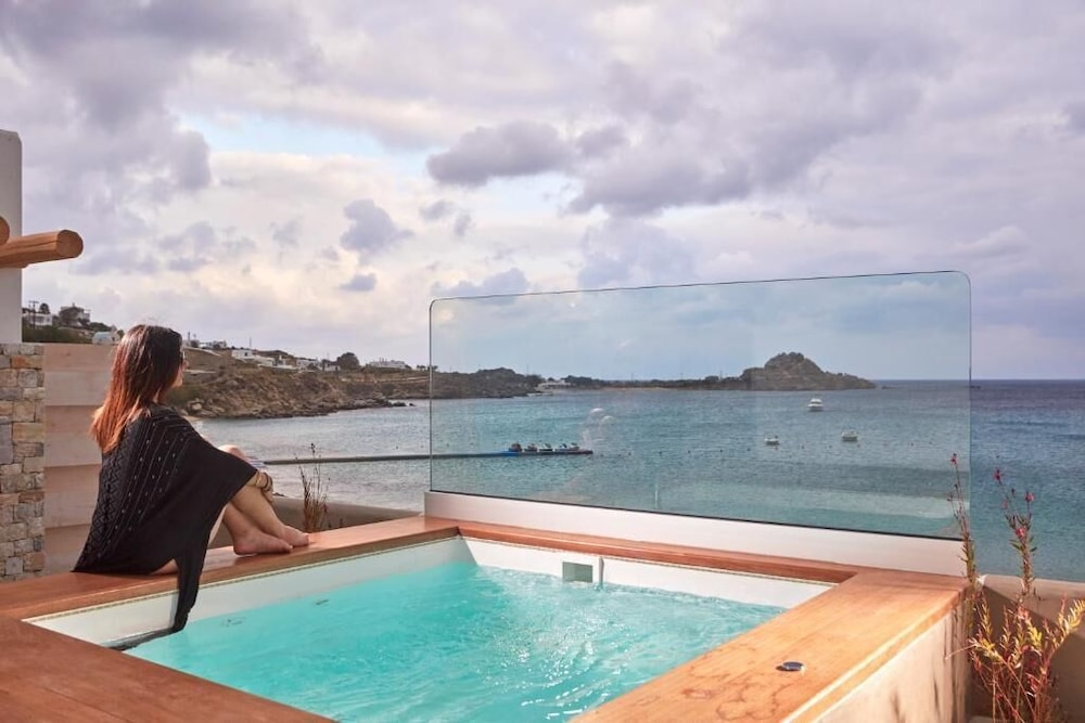Kosmoplaz Beach Hotel — Swimming pool in Plati Gialos, South Aegean