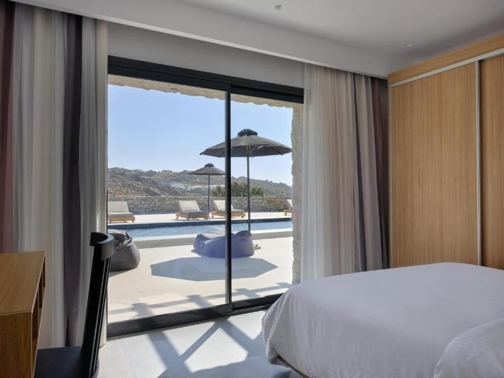 Kosmoplaz Beach Hotel — Hotel rooms in Plati Gialos, South Aegean