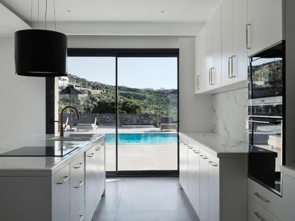 Kosmoplaz Beach Hotel — Swimming pool in Plati Gialos, South Aegean