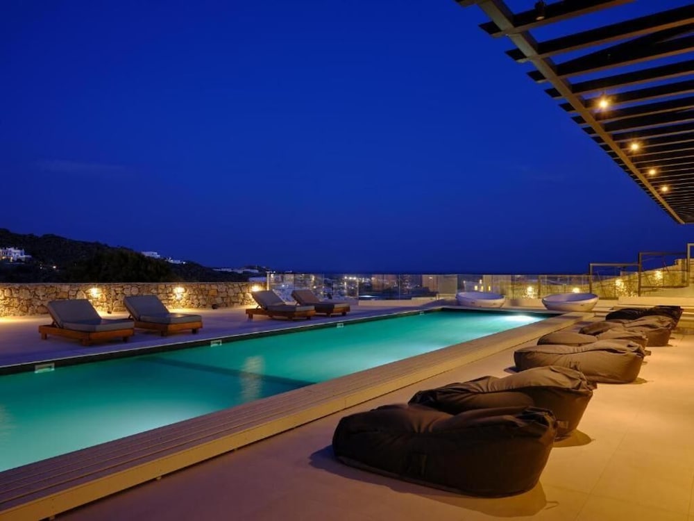Kosmoplaz Beach Hotel — Swimming pool in Plati Gialos, South Aegean