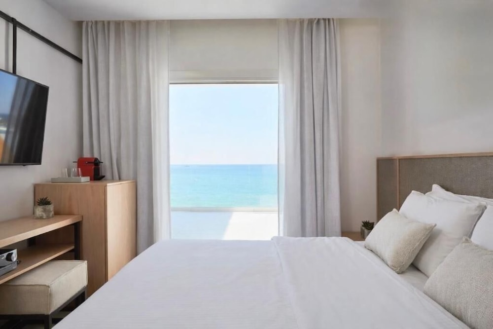 Kosmoplaz Beach Hotel — Hotel rooms in Plati Gialos, South Aegean