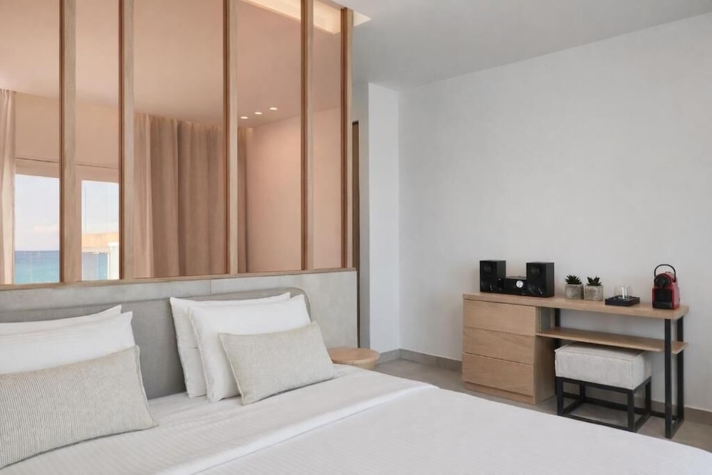 Kosmoplaz Beach Hotel — Hotel rooms in Plati Gialos, South Aegean