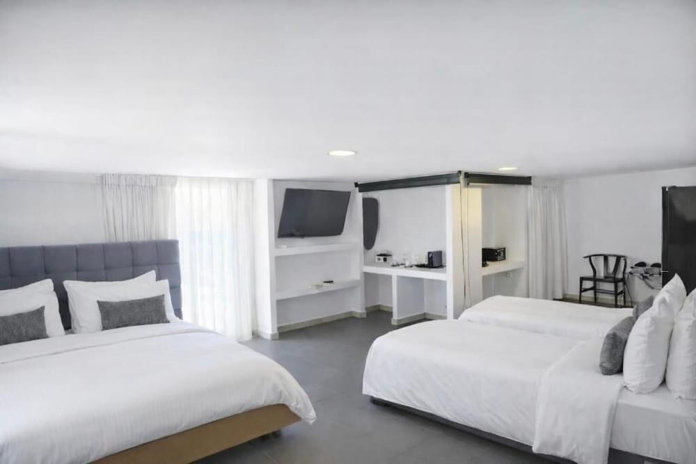 Kosmoplaz Beach Hotel — Hotel rooms in Plati Gialos, South Aegean