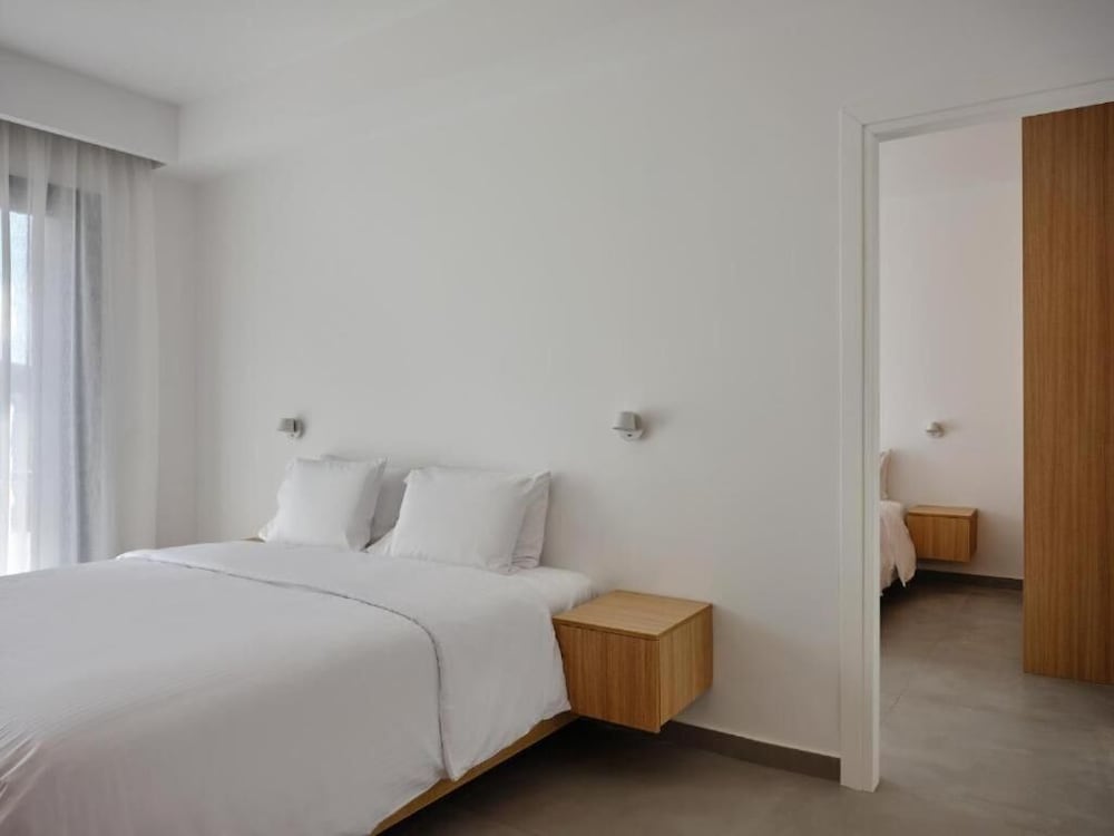 Kosmoplaz Beach Hotel — Hotel rooms in Plati Gialos, South Aegean