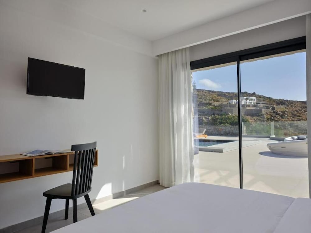 Kosmoplaz Beach Hotel — Hotel rooms in Plati Gialos, South Aegean