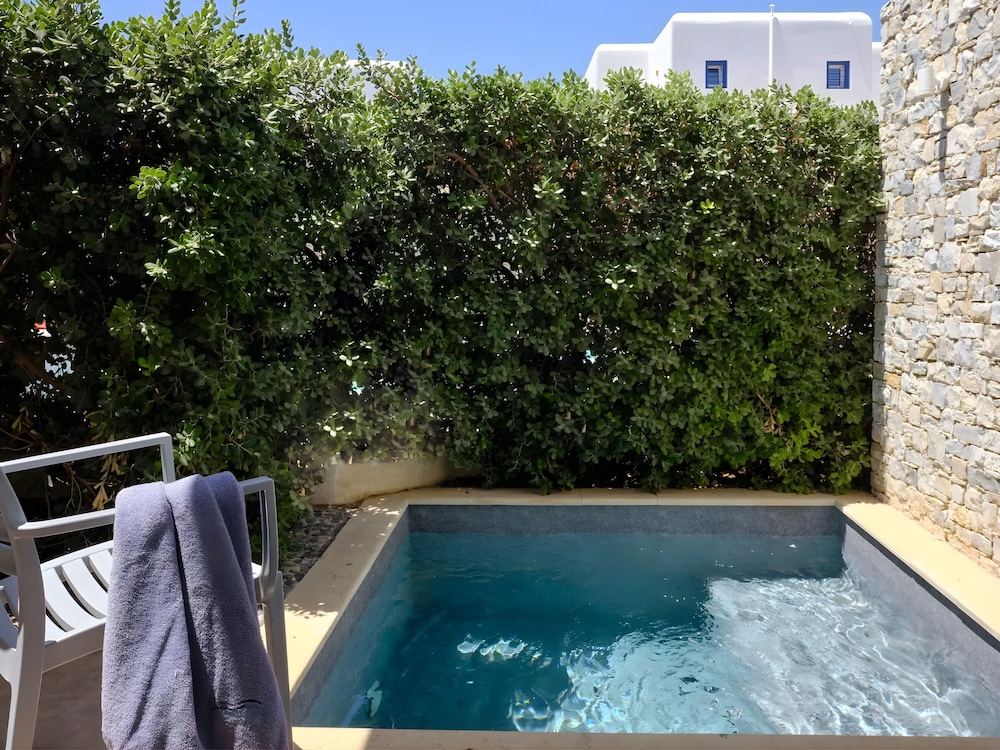 Kosmoplaz Beach Hotel — Swimming pool in Plati Gialos, South Aegean