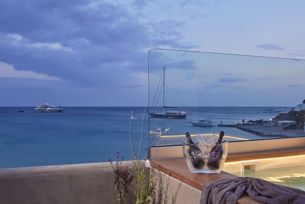 Kosmoplaz Beach Hotel — Beach in Plati Gialos, South Aegean