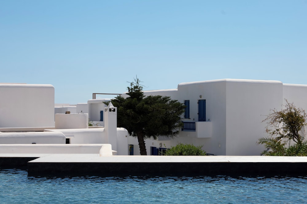 Kosmoplaz Beach Hotel — Hotel building in Plati Gialos, South Aegean