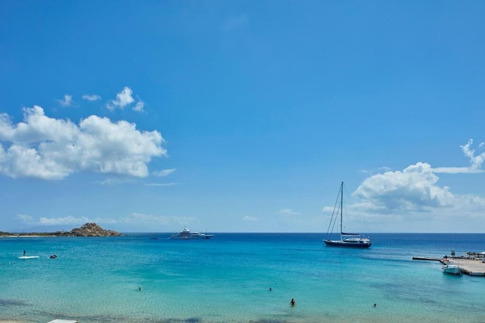 Kosmoplaz Beach Hotel — Beach in Plati Gialos, South Aegean