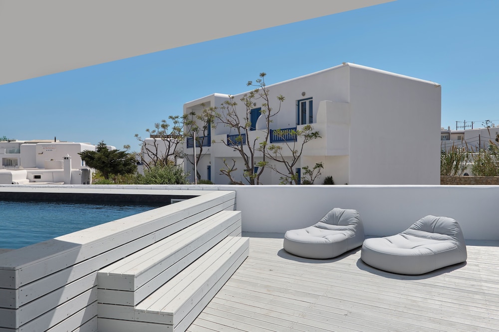 Kosmoplaz Beach Hotel — Swimming pool in Plati Gialos, South Aegean
