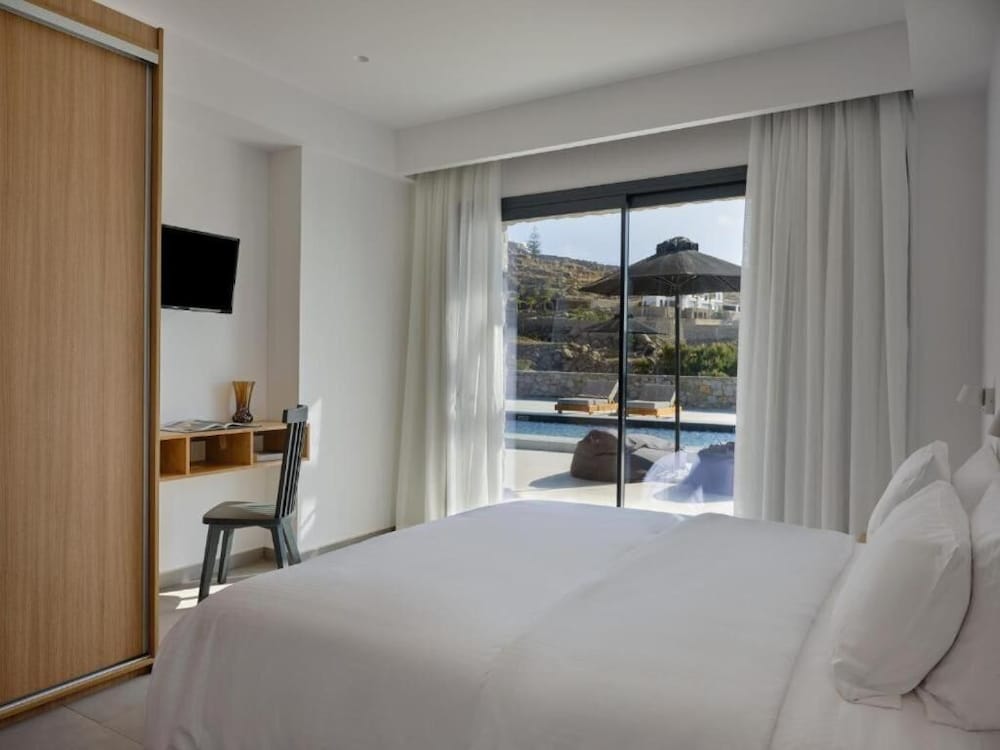 Kosmoplaz Beach Hotel — Hotel rooms in Plati Gialos, South Aegean