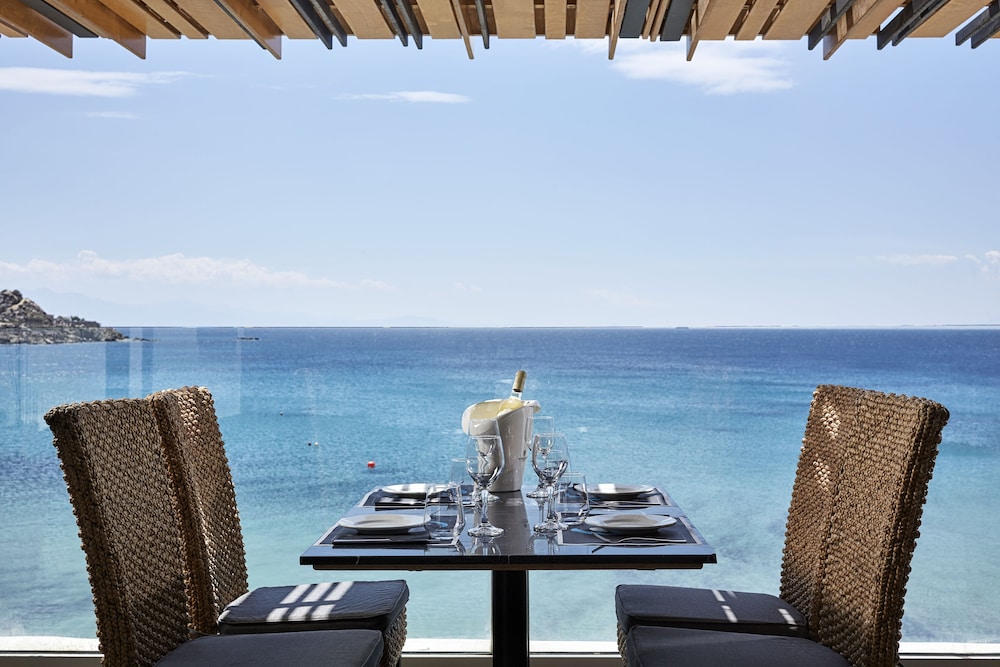 Kosmoplaz Beach Hotel — Restaurant & bars in Plati Gialos, South Aegean