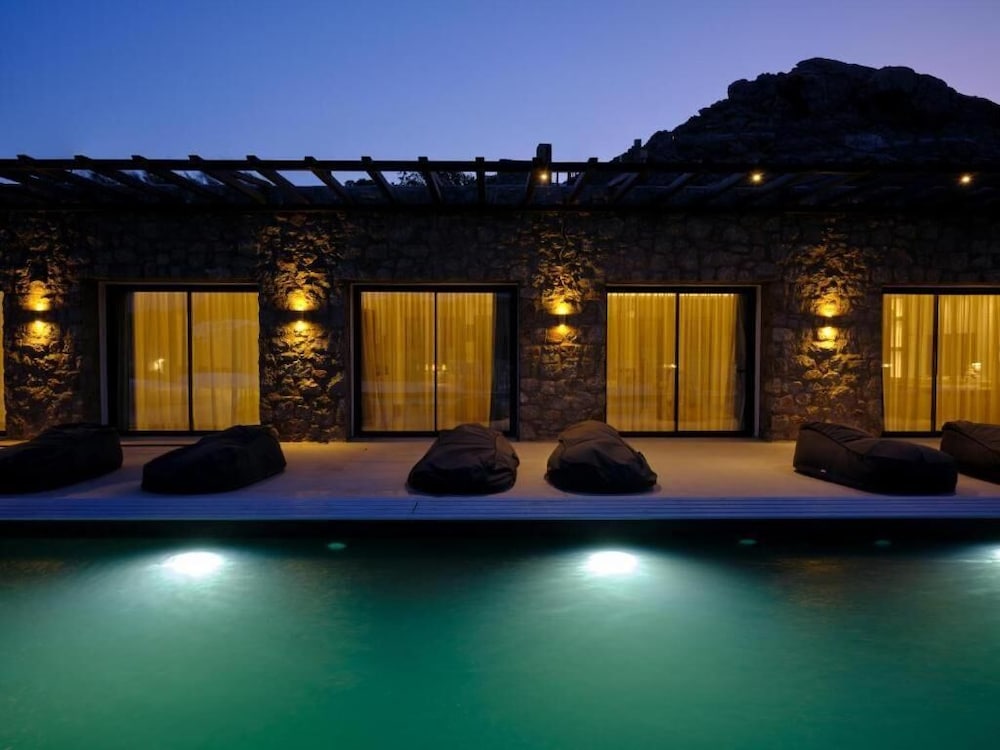 Kosmoplaz Beach Hotel — Hotel building in Plati Gialos, South Aegean