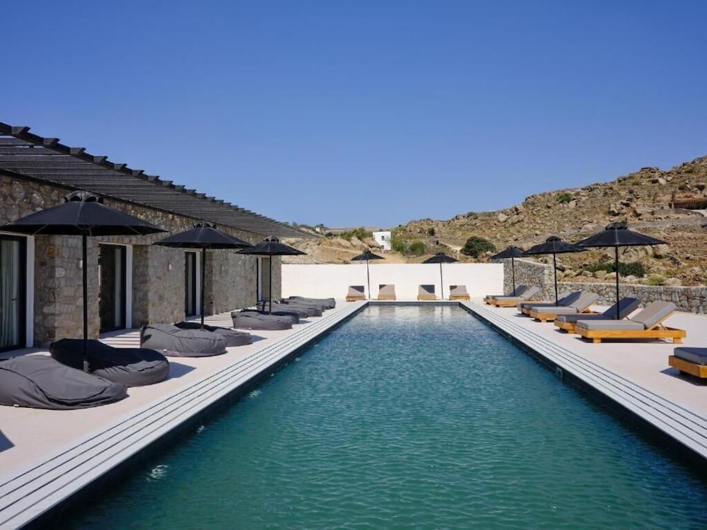 Kosmoplaz Beach Hotel — Swimming pool in Plati Gialos, South Aegean