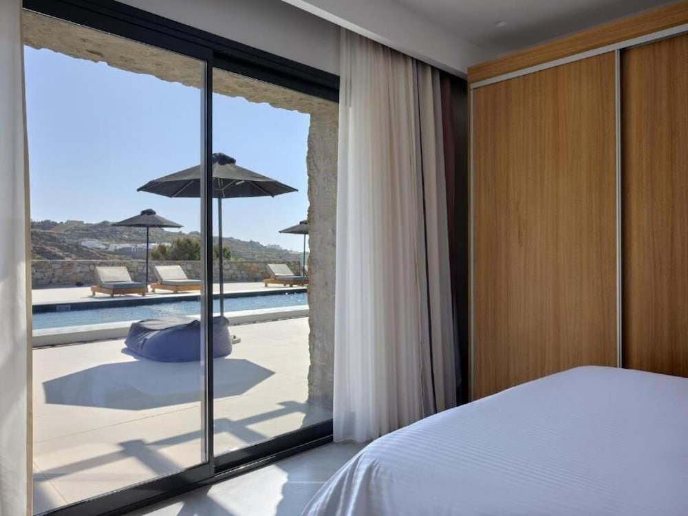 Kosmoplaz Beach Hotel — Hotel rooms in Plati Gialos, South Aegean