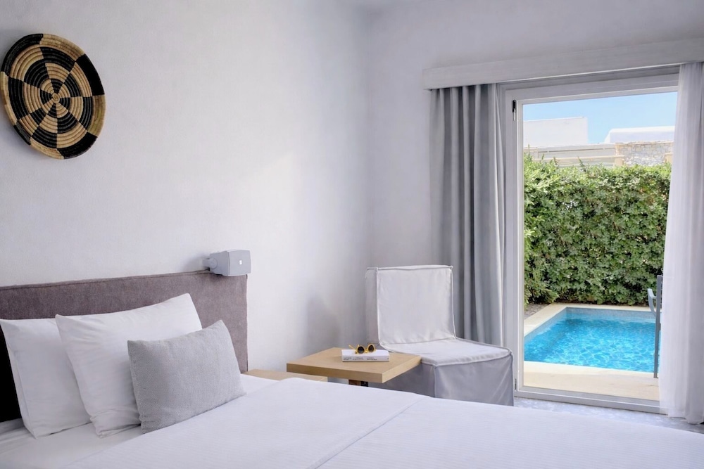 Kosmoplaz Beach Hotel — Hotel rooms in Plati Gialos, South Aegean