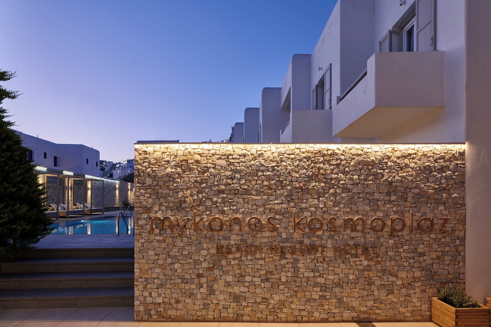 Kosmoplaz Beach Hotel — Hotel building in Plati Gialos, South Aegean