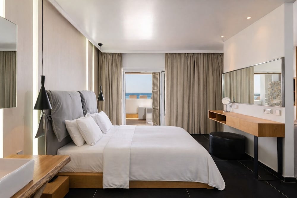 Kosmoplaz Beach Hotel — Hotel rooms in Plati Gialos, South Aegean