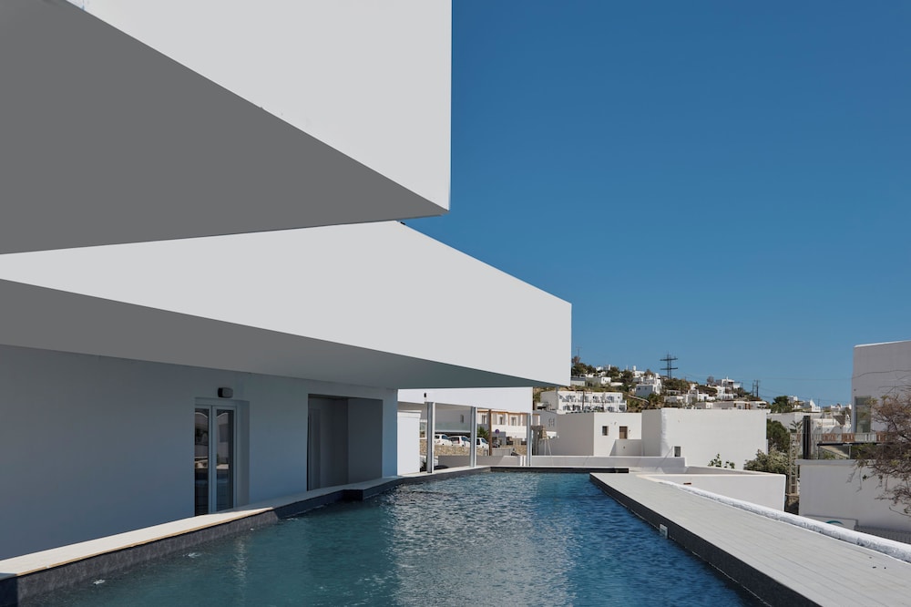 Kosmoplaz Beach Hotel — Swimming pool in Plati Gialos, South Aegean