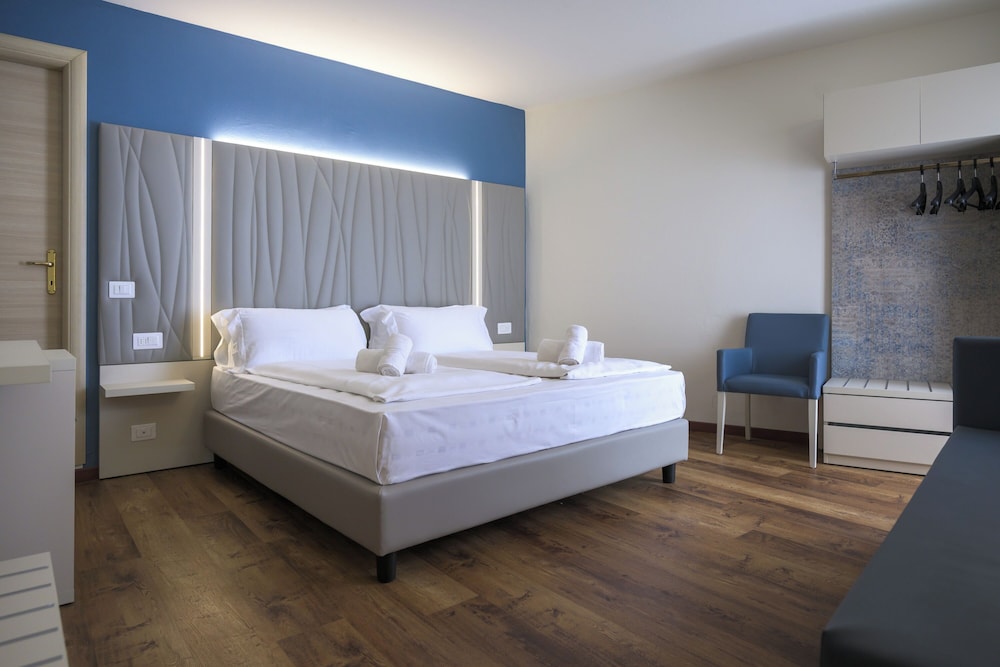 Hotel All'Azzurro — Hotel rooms in Limone sul Garda, Lombardy