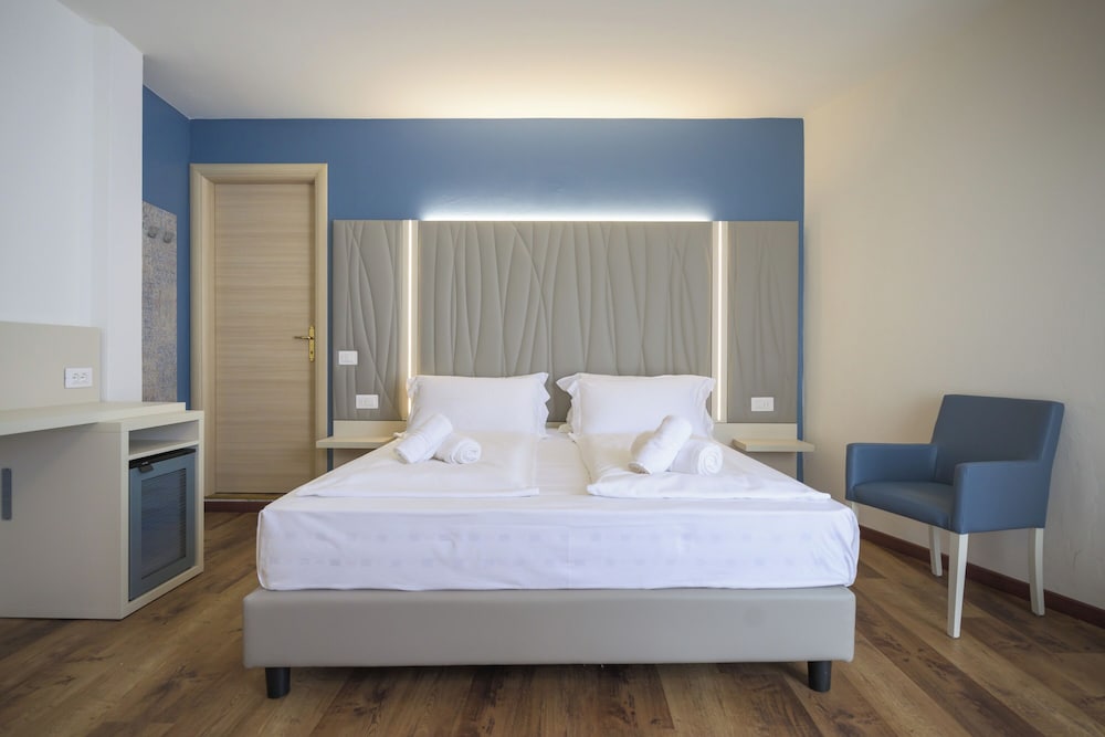 Hotel All'Azzurro — Hotel rooms in Limone sul Garda, Lombardy