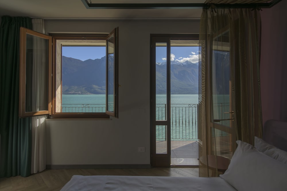 Hotel All'Azzurro — Hotel rooms in Limone sul Garda, Lombardy