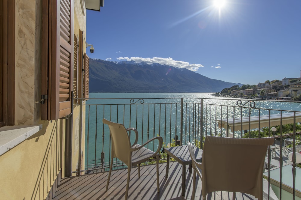 Hotel All'Azzurro — Hotel rooms in Limone sul Garda, Lombardy