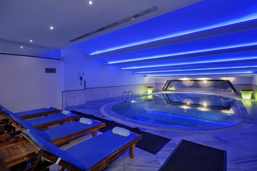 Crowne Plaza Istanbul - Old City by IHG — Swimming pool in Istanbul, Istanbul