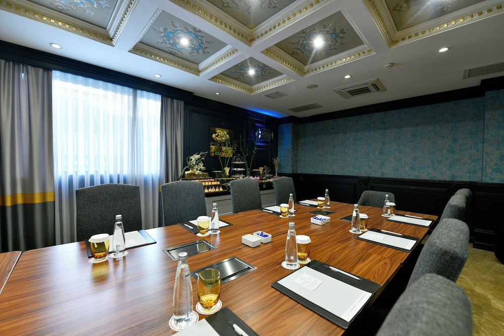 Crowne Plaza Istanbul - Old City by IHG — Restaurant & bars in Istanbul, Istanbul