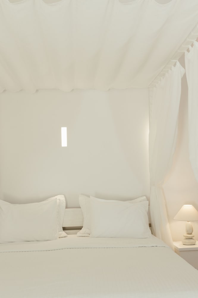 Cavo Bianco Boutique Hotel & Spa — Hotel rooms in Kamari, South Aegean