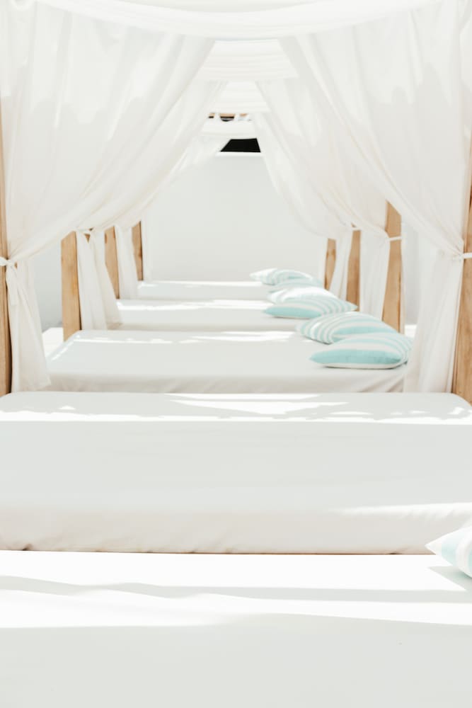 Cavo Bianco Boutique Hotel & Spa — Hotel rooms in Kamari, South Aegean