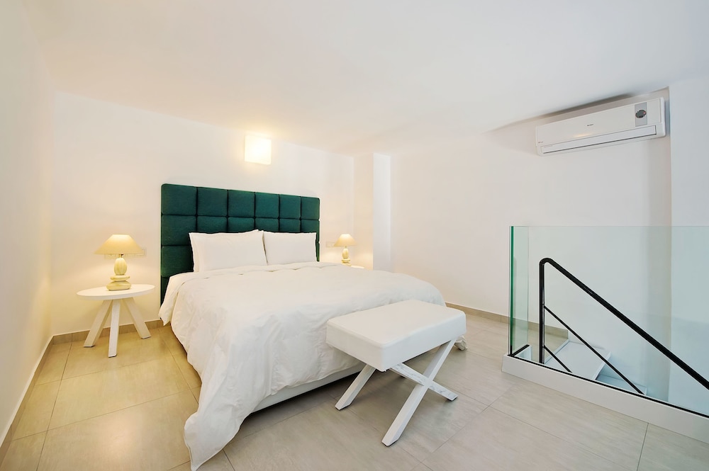 Cavo Bianco Boutique Hotel & Spa — Hotel rooms in Kamari, South Aegean